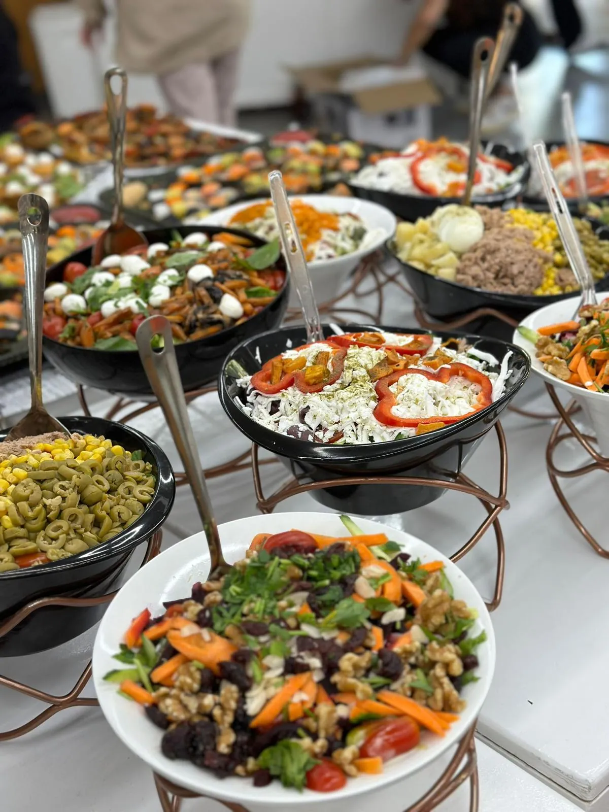 מבחר סלטים טריים וצבעוניים
